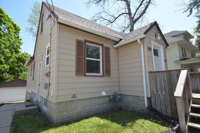 Building Photo - Beautiful Family Home Near Downtown And Al...