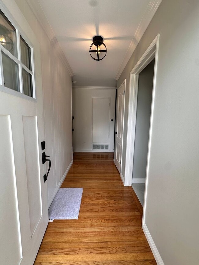 Building Photo - Beautiful 3BR/2BA Home with Large Backyard...