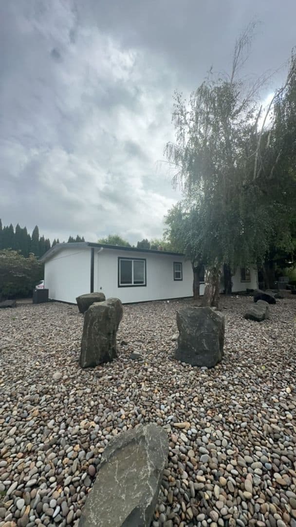 Building Photo - 3 Bedroom 2 Bath NE Salem home is availabl...
