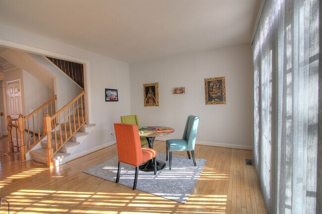 Building Photo - Spacious 4BR, 3.5BA Townhome in Cameron St...