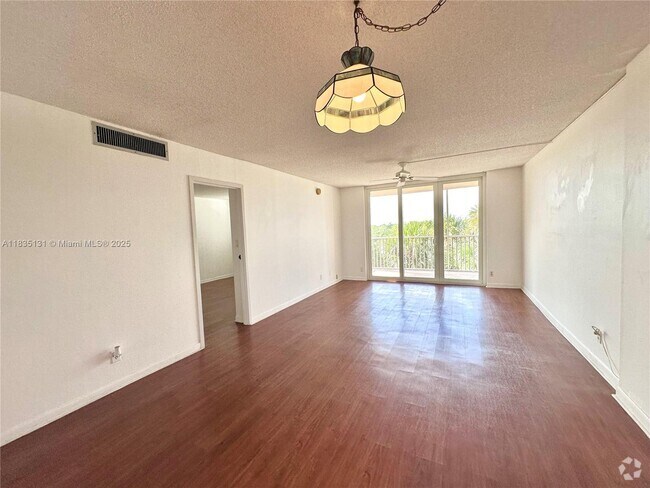Building Photo - 250 Jacaranda Dr