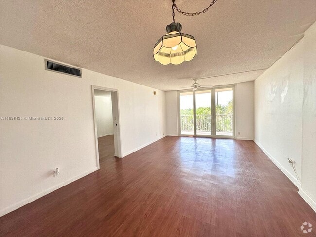 Building Photo - 250 Jacaranda Dr