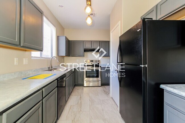 Foto del edificio - REDUCED PRICE! Charming 4 Bedroom in Surpr...