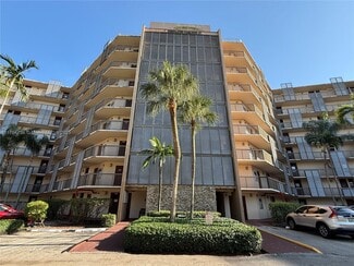 Building Photo - 3301 N Country Club Dr