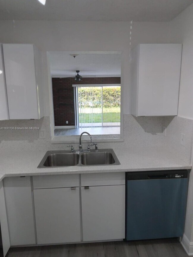 Foto del edificio - 8610 N Sherman Cir