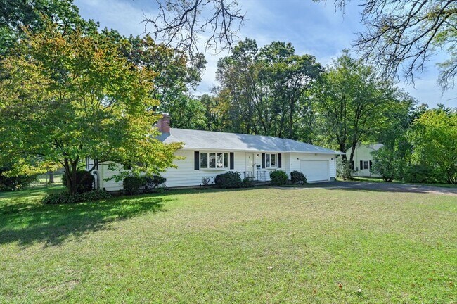 Foto del edificio - 557 Maple Rd