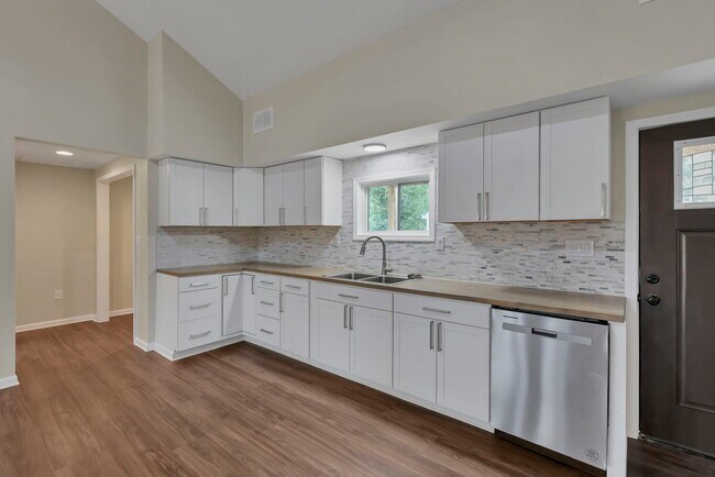 Foto del edificio - 5170 Fairfield Beach Rd NE