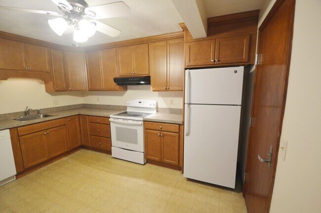Foto del edificio - Holden: 2 Bed 1 Bath, Heat & Hot Water Inc...