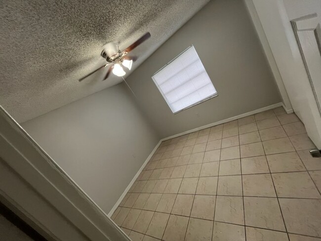 Building Photo - 2 BED / 1 BATH DUPLEX