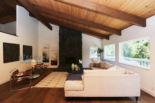 Foto del edificio - Contemporary Montclair Home with Forest Views