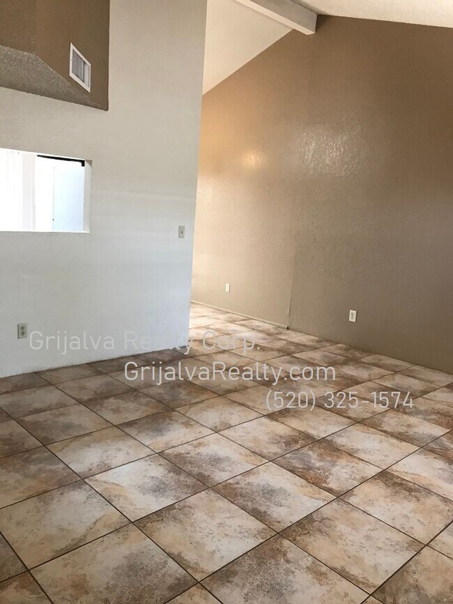 Building Photo - 2020 N Madelyn Ave