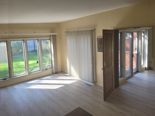 Building Photo - 864 Sumac Rd