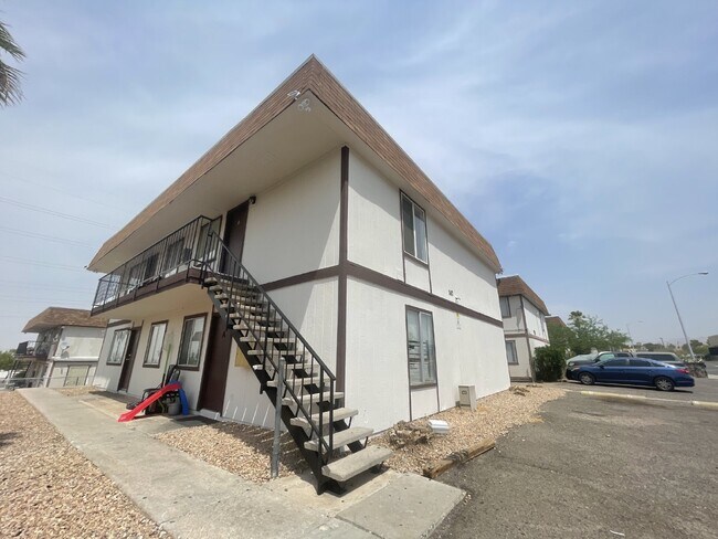 Building Photo - Charming 2 bedroom upstairs condo in Hende...