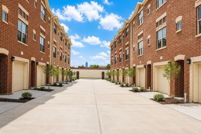 Building Photo - 2710 Hullsmith Dr