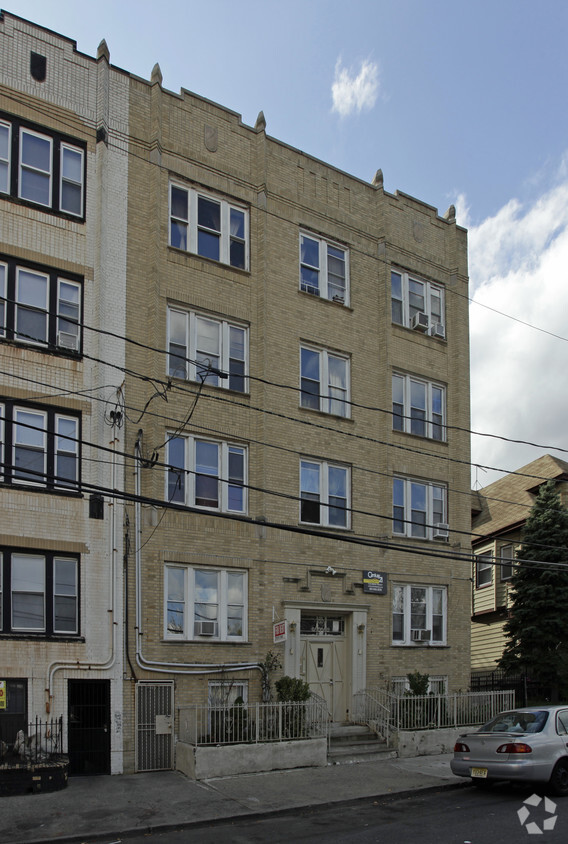 11 Armstrong Avenue - 11 Armstrong Ave