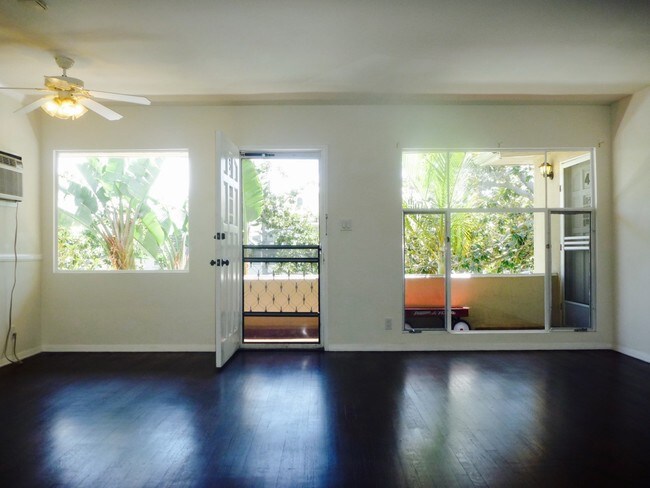 Building Photo - 272 S Doheny Dr
