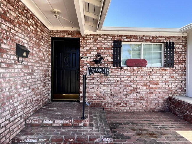 Building Photo - 144 N Pollasky Ave