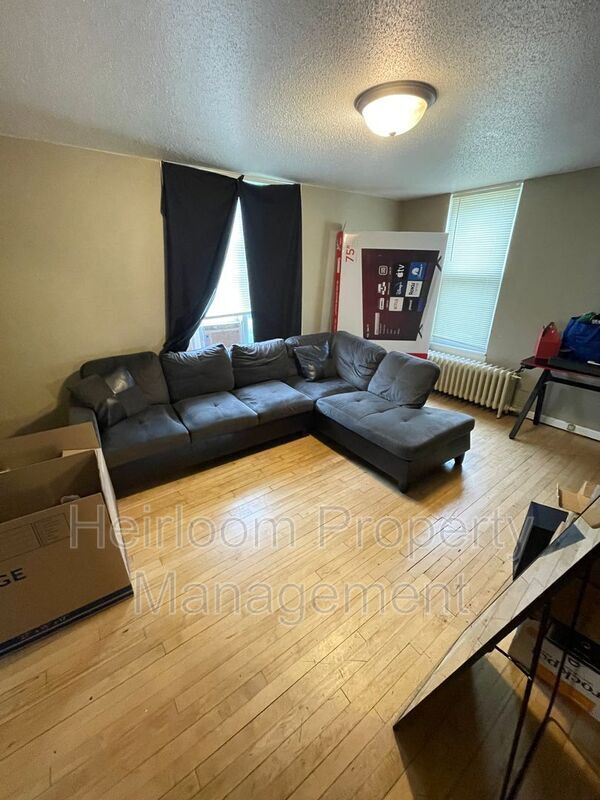 Foto del edificio - 327 W 4th St