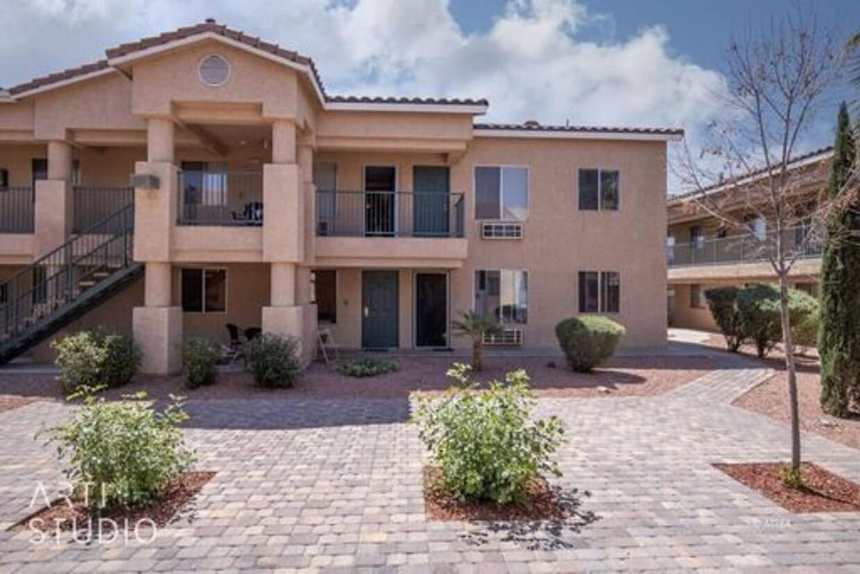 Primary Photo - Lower Level Smokey Lane Condo!