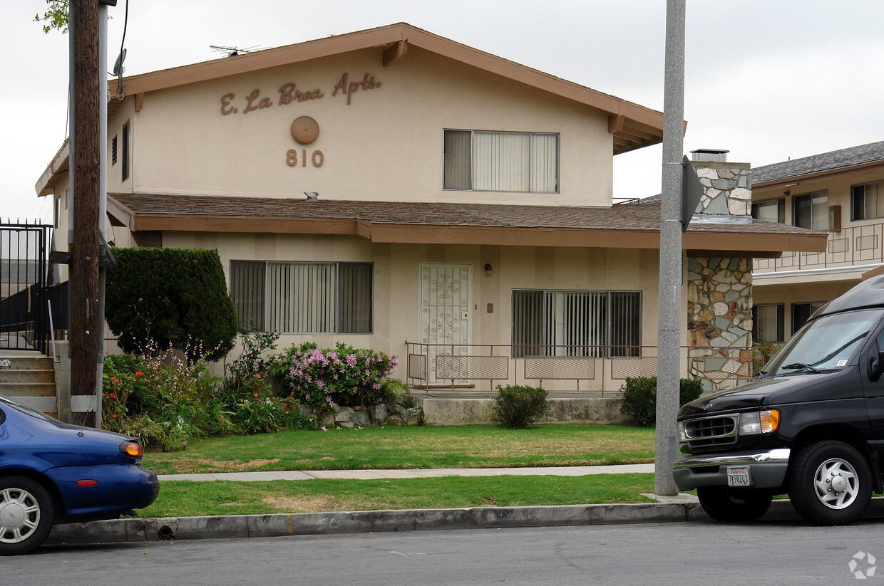 Building Photo - 810 E La Brea Dr