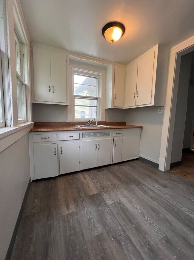 Foto del edificio - Fully Renovated 4 Bed Home in Cleveland He...