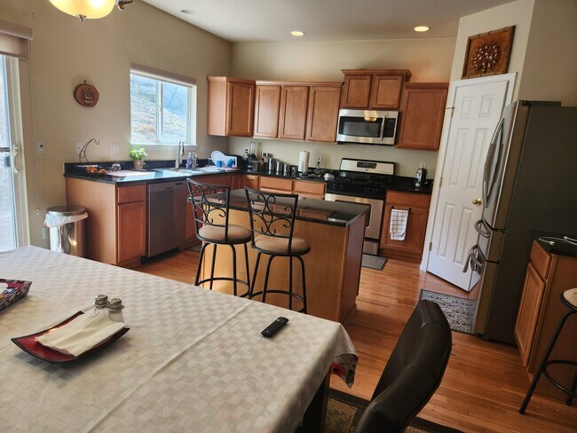 Gran cocina isleña con encimera de granito - 2702 232nd Pl SE