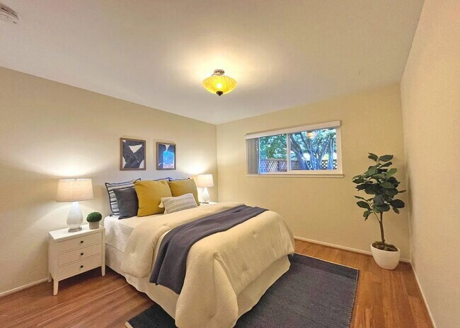 Foto del edificio - Cozy single level end unit located in Oliv...