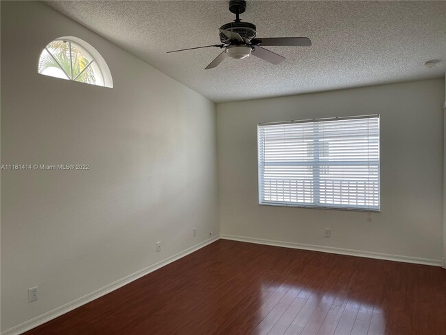 Foto del edificio - 3840 NW 122nd Terrace