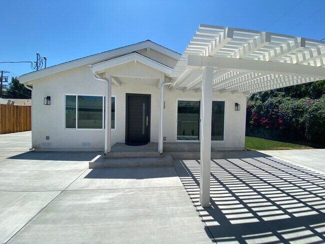 Foto del edificio - 6733 Glade Ave