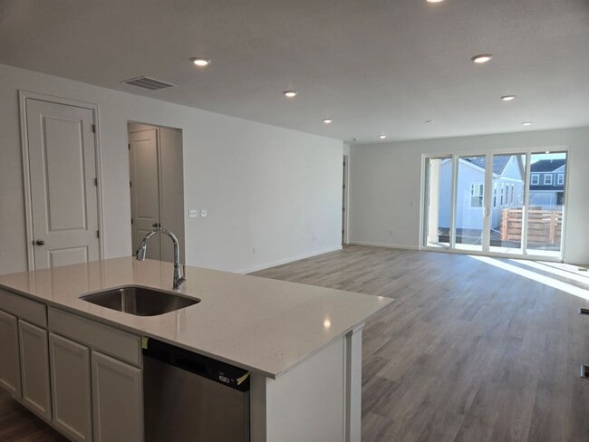 Building Photo - Brand New Aurora Highlands Ranch