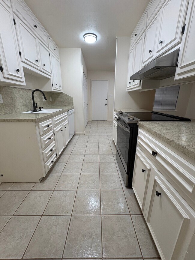 Building Photo - 5234 E Woodhaven Dr