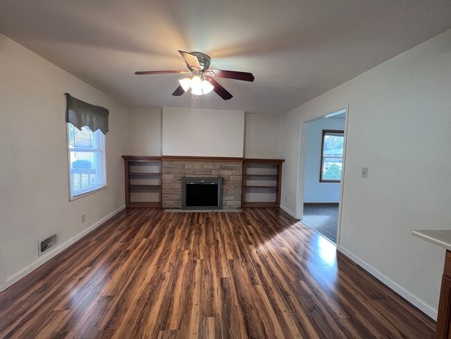 Building Photo - 5 Bedroom home on the NE side of Grand Rapids