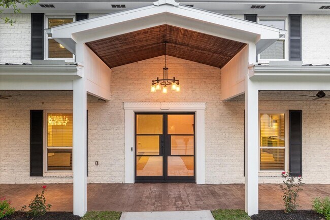 Foto del edificio - 4810 Bayou Vista Dr