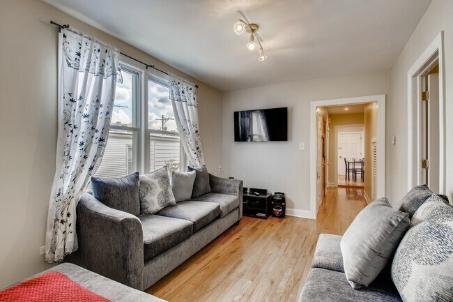 Living room - 3318 N Kilbourn Ave