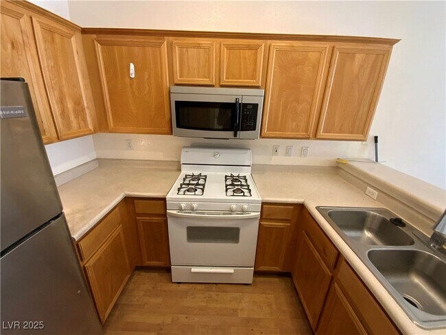 Foto del edificio - 6469 Blue Blossom Dr