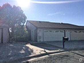 Building Photo - 4940 Summit Cir