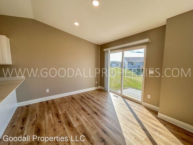 Foto del edificio - 4 br, 3 bath House - 310 NW Morgan Ct