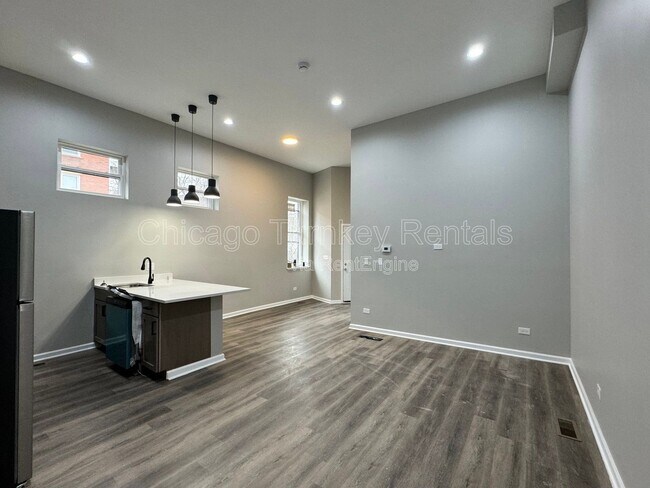 Foto del edificio - 2361 S Whipple St