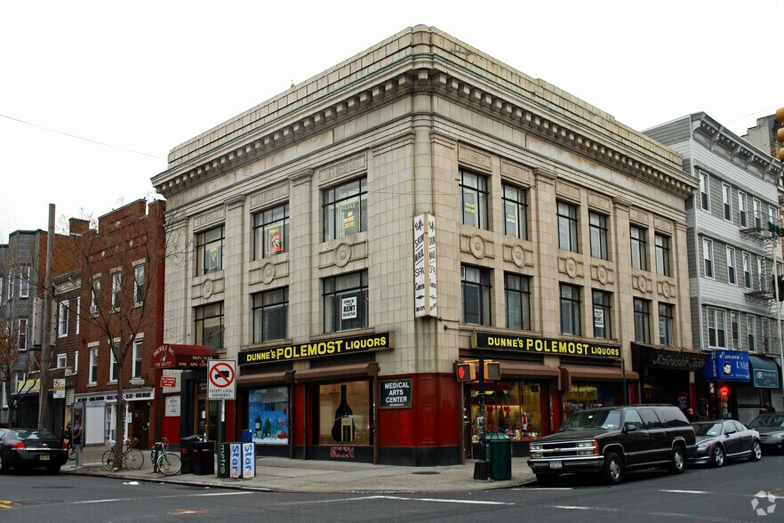 Primary Photo - 698 Manhattan Ave