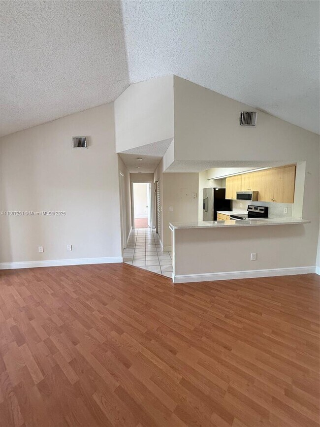 Foto del edificio - 18830 NW 57th Ave