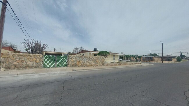 Foto del edificio - 4 bedroom 2 bathroom home ready now!!!!