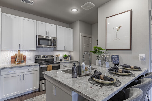 1HAB, 1BA - 672 ft² - Ironridge at Hill Country Village