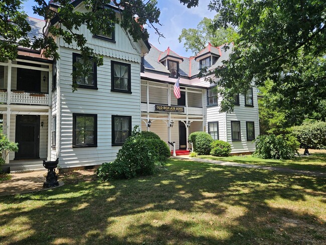 Building Photo - 2052 Buford Rd