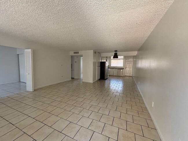 Building Photo - 2 BEDROOM 1 BATH SINGLE LEVEL WITH PRIVATE...