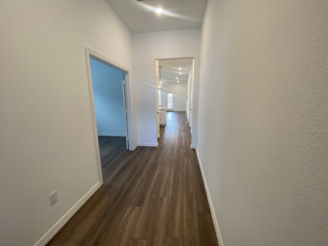 Building Photo - Immaculate 4-bedroom, 3-bathroom single fa...