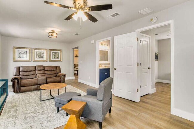 Foto del edificio - Charming 3-Bedroom, 2-Bath Home Near Downtown Pensacola