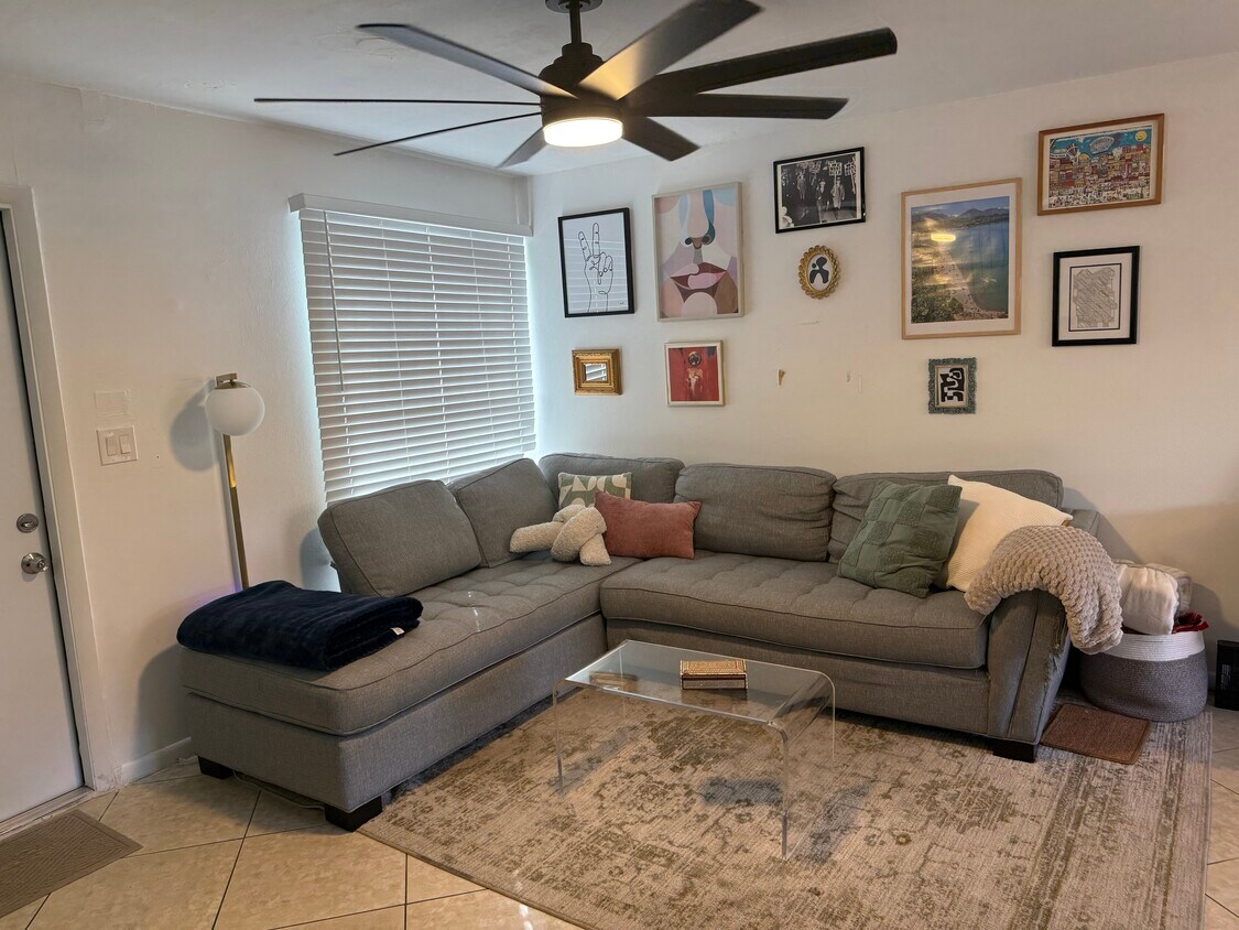 sala de estar - 688 Forrest Dr