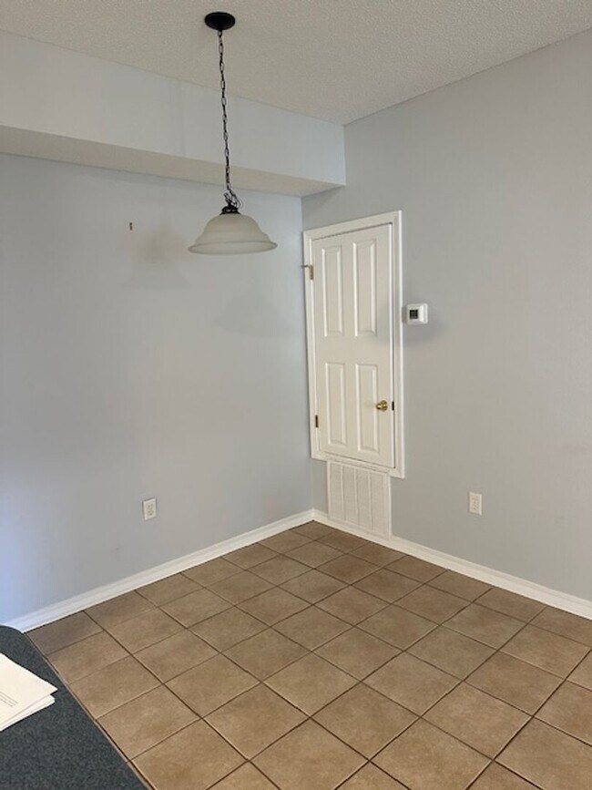 Building Photo - Charming First Floor Condo