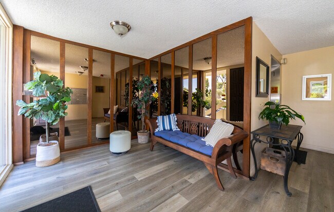 Foto del edificio - 28121 Highridge Rd