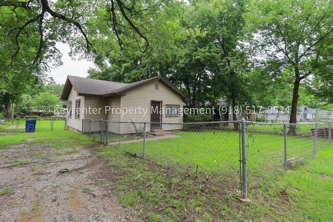 Foto del edificio - 2 Bed | 1 Bath | Large Backyard | $200 Move-in Special